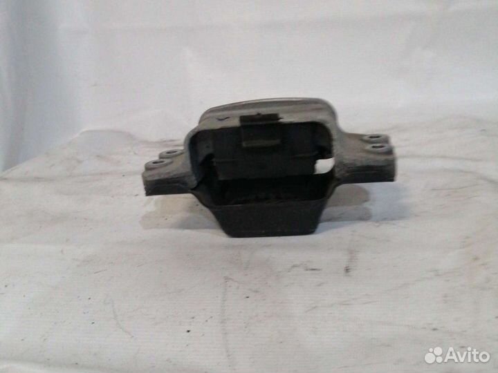 Подушка двигателя левая Skoda Superb 2