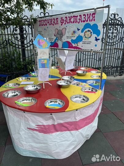 Рисование разноцветным песком