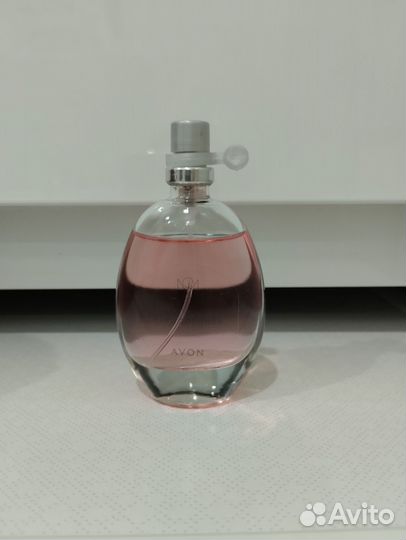 Туалетная вода и помада, косметика