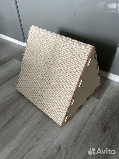 Кошачий домик с когтеточкой