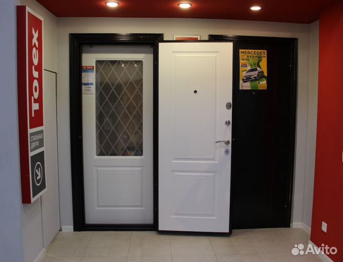 Продавец-консультант в салоне дверей