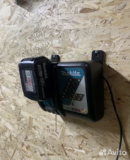 Настенный держатель аккумулятора