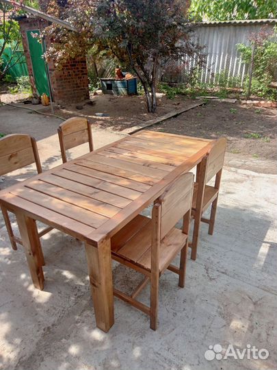 Стол и стулья