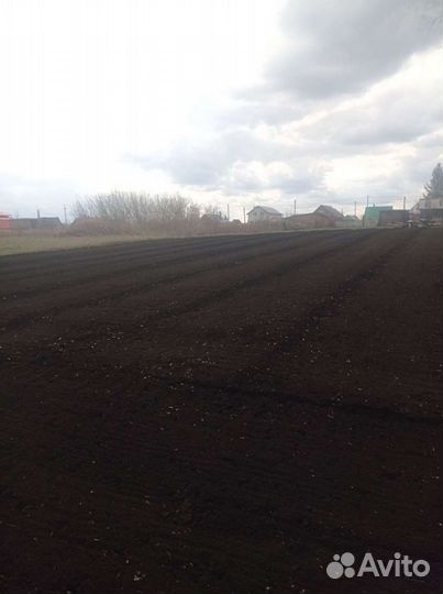 Вспашка земли трактором