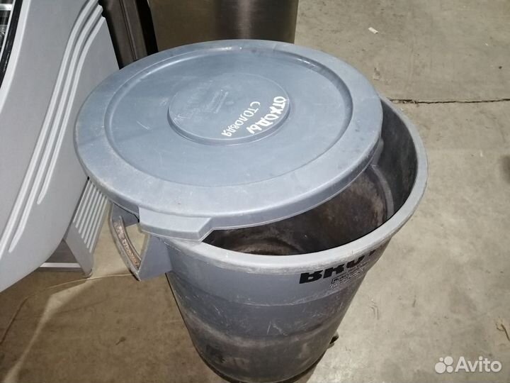 Бак brute для мусора на колесах с крышкой