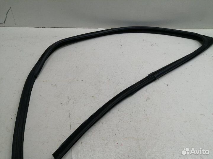 Уплотнитель стекла двери передний правый Nissan