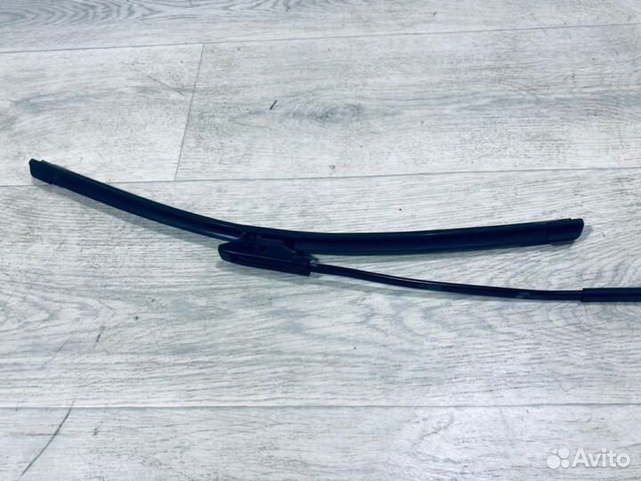 Поводок стеклоочистителя правый Renault Logan 2