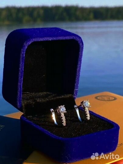 Серебряные серьги с муассанитами английский замок