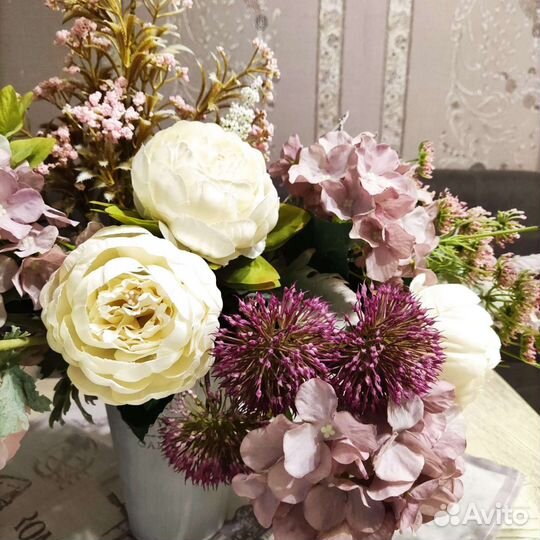 Композиция из искусственных цветов, для интерьера