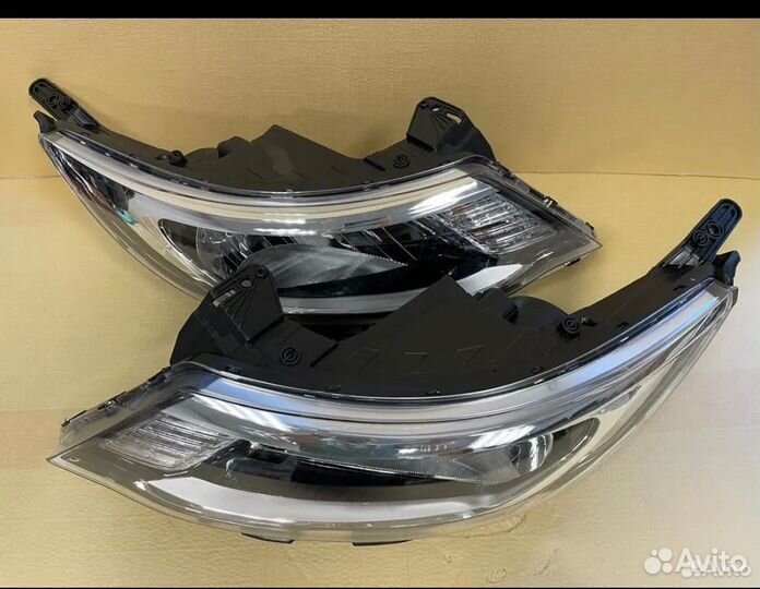 Правая передняя фара на Kia Rio 3 2012
