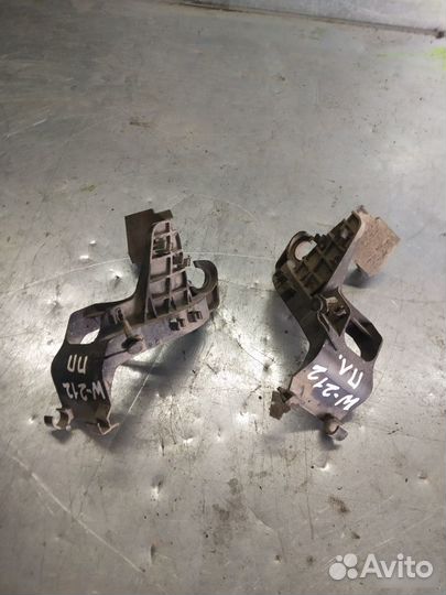 Кронштейн амортизатора передний Mercedes-Benz