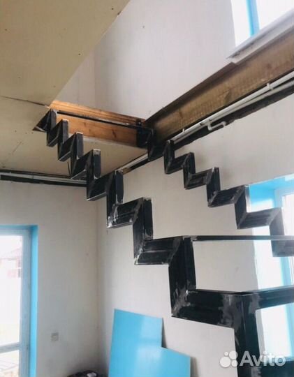 Каркас из метала Г-образной Лестницы в Дом