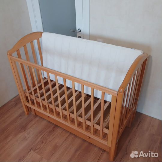 Детская кроватка с продольным маятником