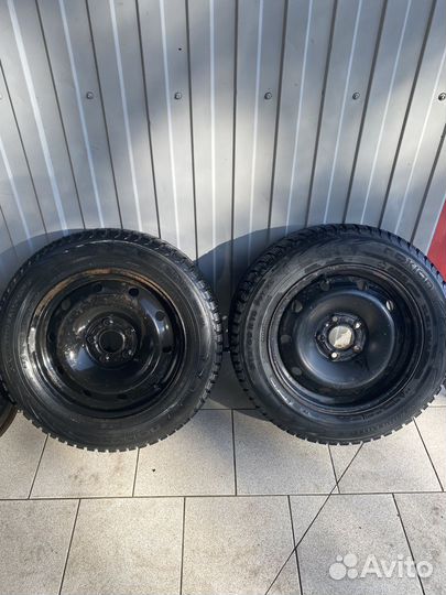Nokian Tyres Hakkapeliitta 4 215/60 R16