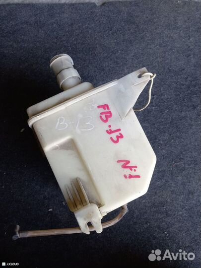 Бачок омывателя на nissan sunny B13