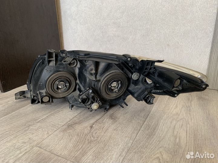 Правая фара на toyota corolla 150