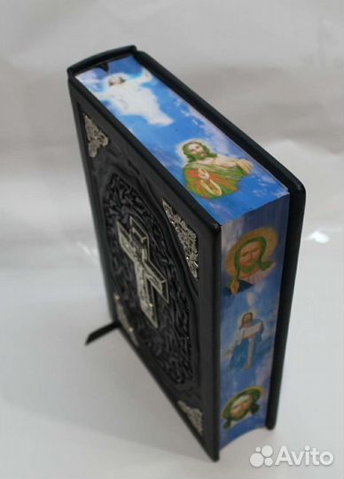 Библия с серебряным крестом. Подарочное