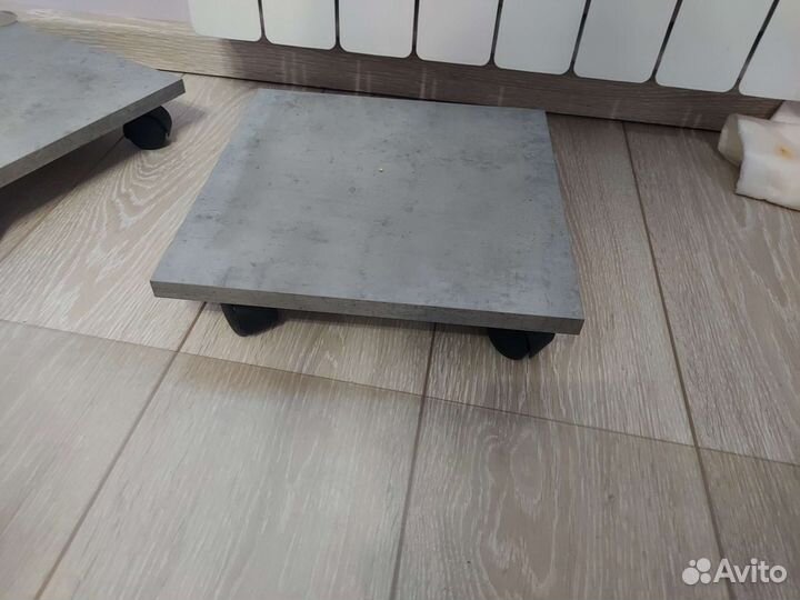 Подставка для цветов на колёсиках