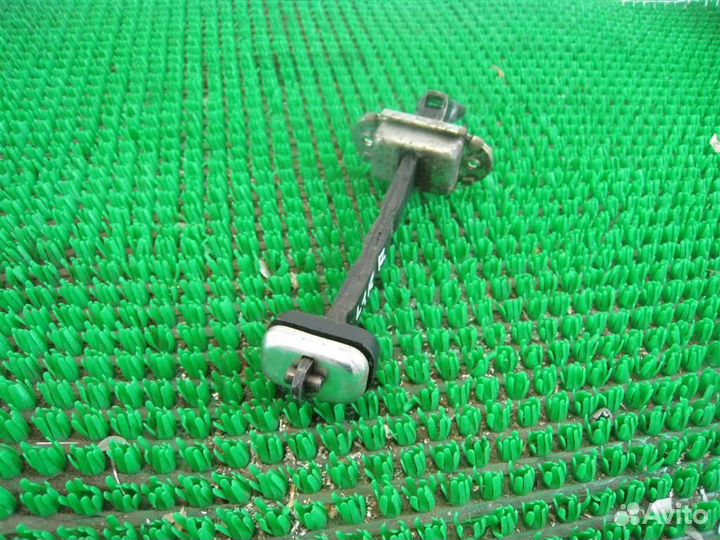 Ограничитель двери задней правой Honda CR-V 3 (RE