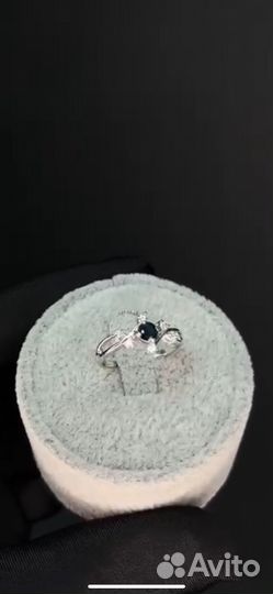 Кольцо с бриллиантом