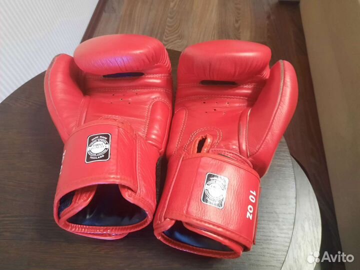 Боксерские перчатки twins 10 и защита