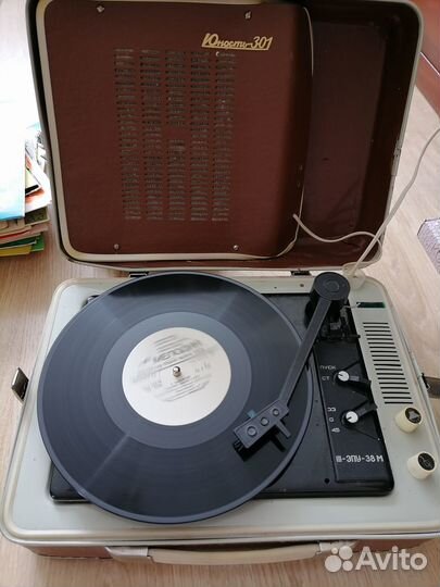 Проигрыватель пластинок Юность 301
