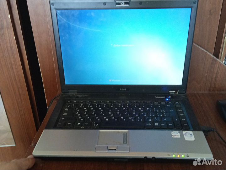 Ноутбук бу рабочие работают через кабели