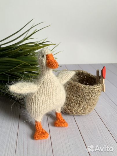 Вязаная игрушка гусь обнимусь