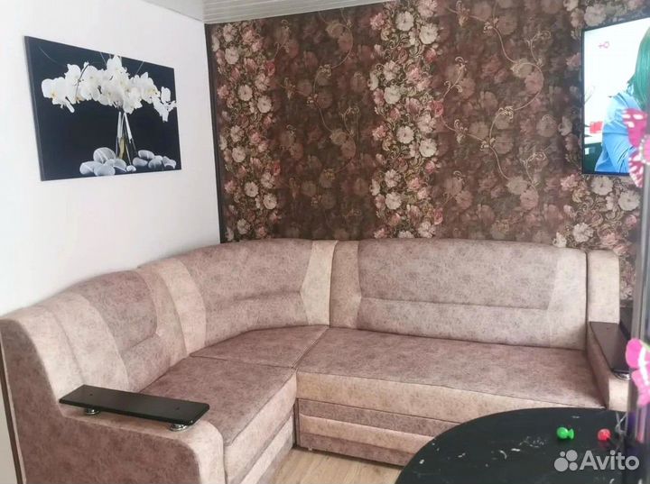Угловой диван с баром