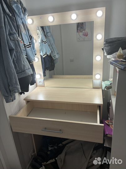 Туалетный столик с зеркалом