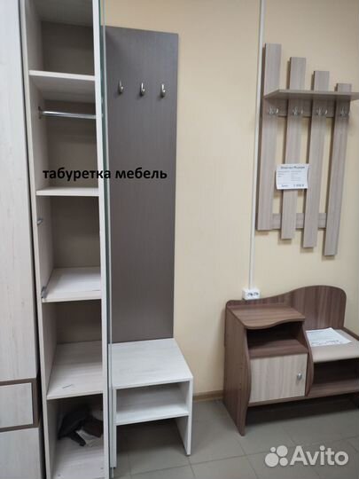 Панель с вешалками и тумба для прихожей