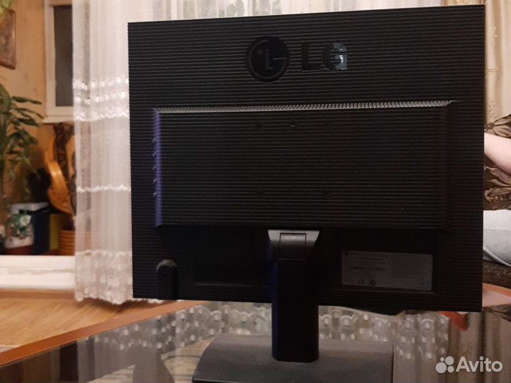 Монитор LG 19
