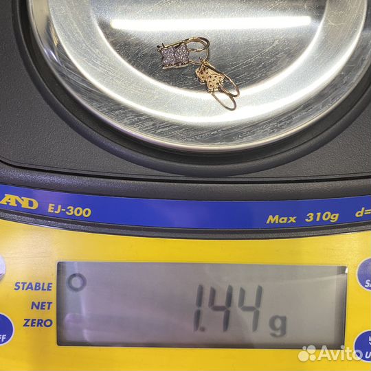 Золотые серьги с камнями 585пр. вес: 1,44гр
