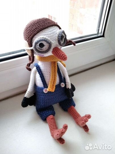 Вязаная игрушка-амигуруми аист-летчик