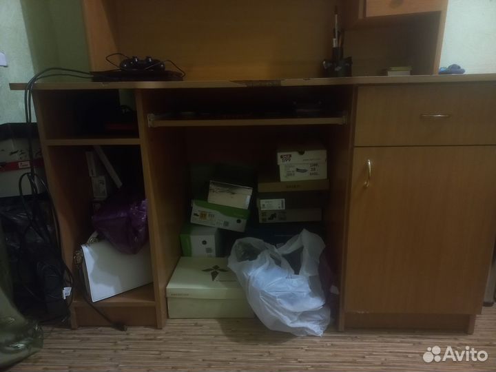 Рабочий стол с полками