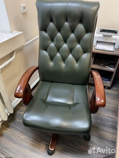 Офисное кожаное кресло бу