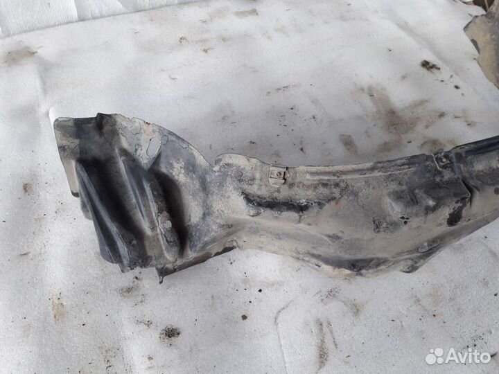 Подкрылок передний правый Toyota Hilux Surf N130