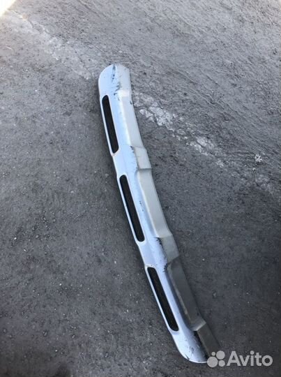 На передний бампер накладка киа