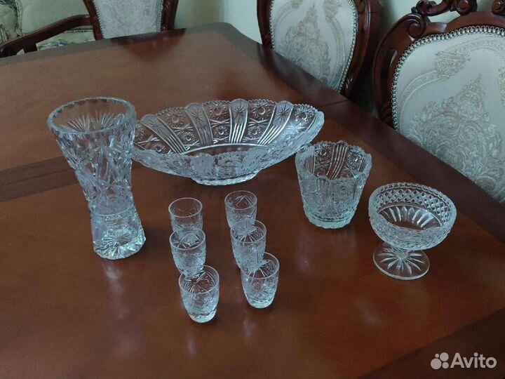 Посуда хрустальная много