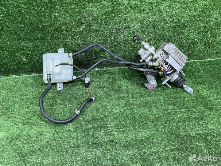 Главный тормозной цилиндр toyota voxy ZWR80 2ZR-FX