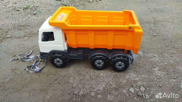 Грузовик и пожарная машина