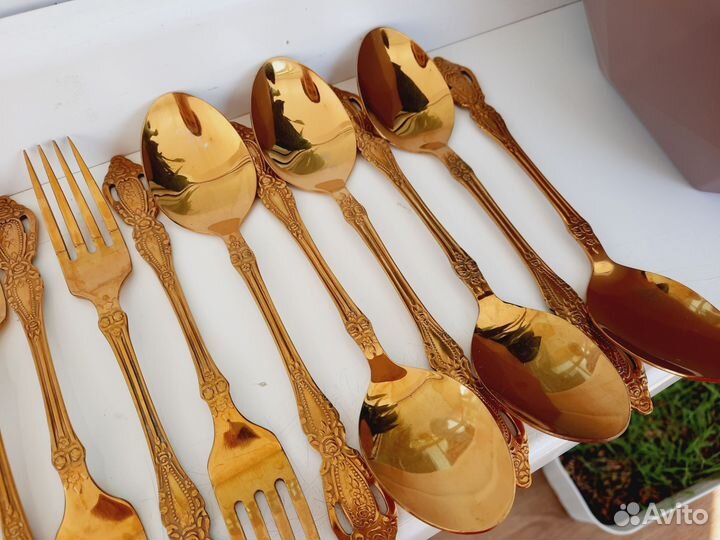 Набор столовых приборов вилки ложки золотые