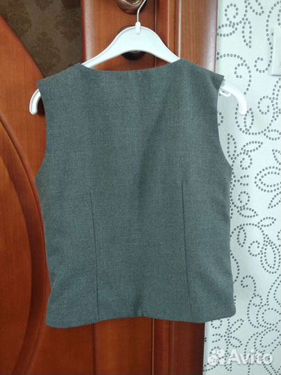 Школьная форма для девочки, р32 (брюки и жилет)