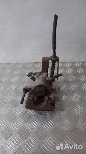 Суппорт тормозной задний левый Toyota Avensis