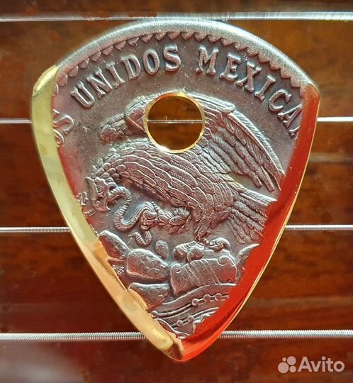 Медиатор из монеты в один песо а-ля Билли Гиббонс