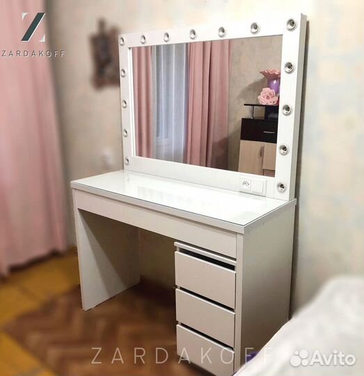 Туалетный столик и гримерное зеркало с подсветкой