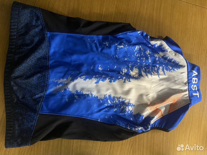 Жилет разминочный лыжный и шапка гоночная