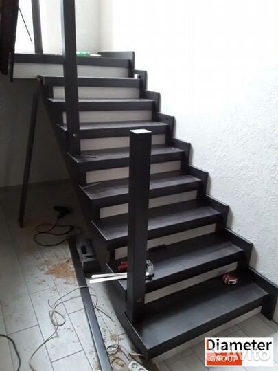 Крепкая лестница с подиумными ступенями