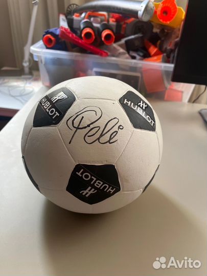 Футбольный мяч Hublot с автографом Пеле