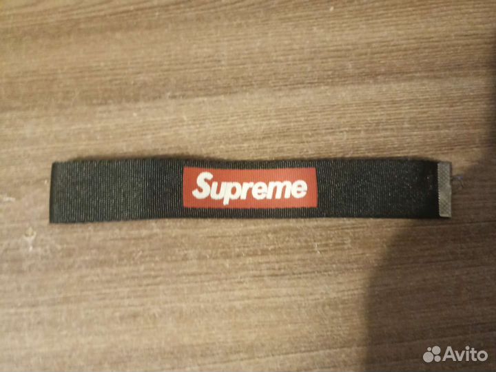 Брелок от Supreme